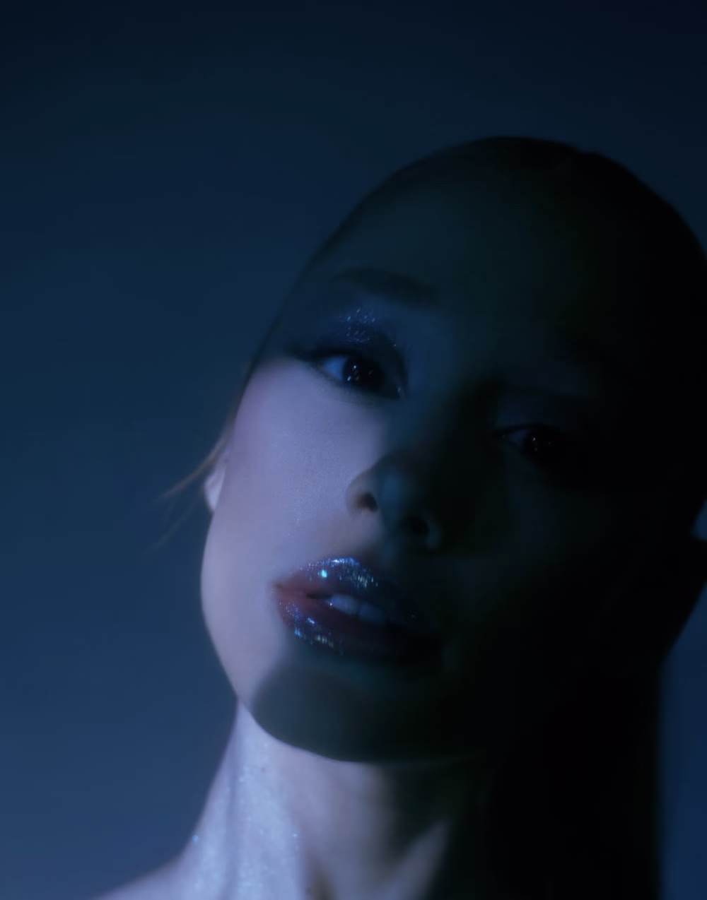 R.E.M Beauty has more to say tomorrow 8pm… come on over and tune in with me :) #beauty #fashion #covergirl #ariana