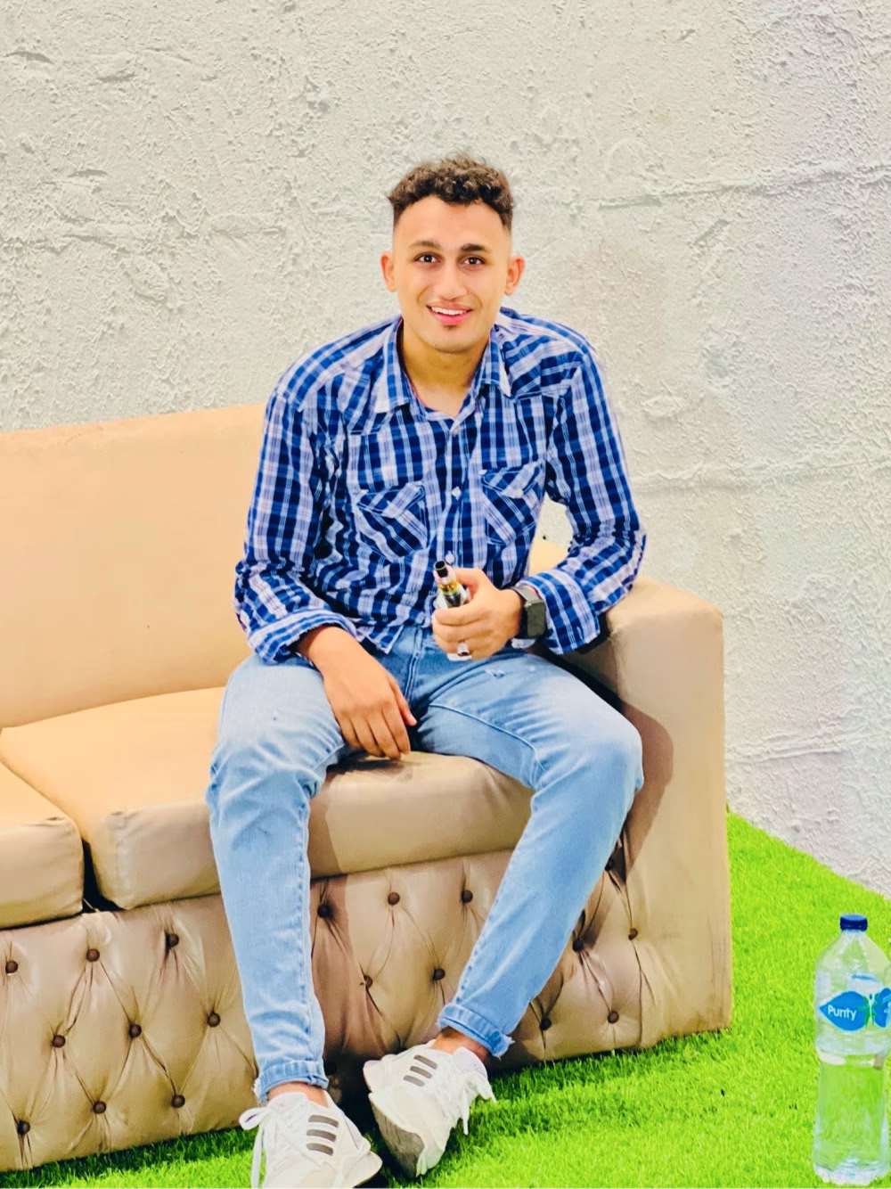 القريب لما يخيب .. 
بنعامله زى ما بنعامل الغريب ..👌