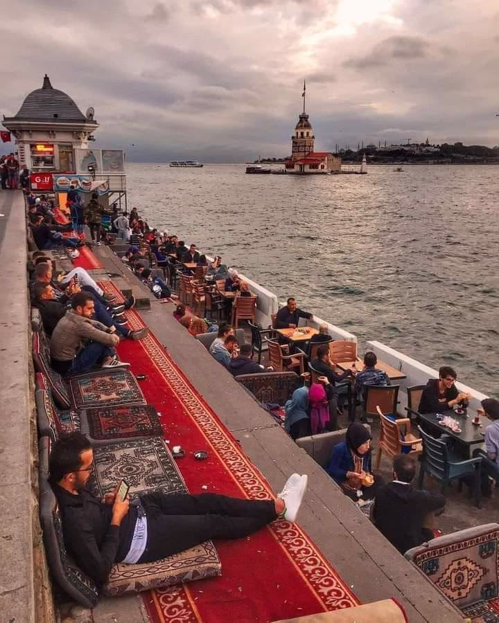 مقهى يطل على البحر في إسطنبول، تركيا 🖤☕

#م