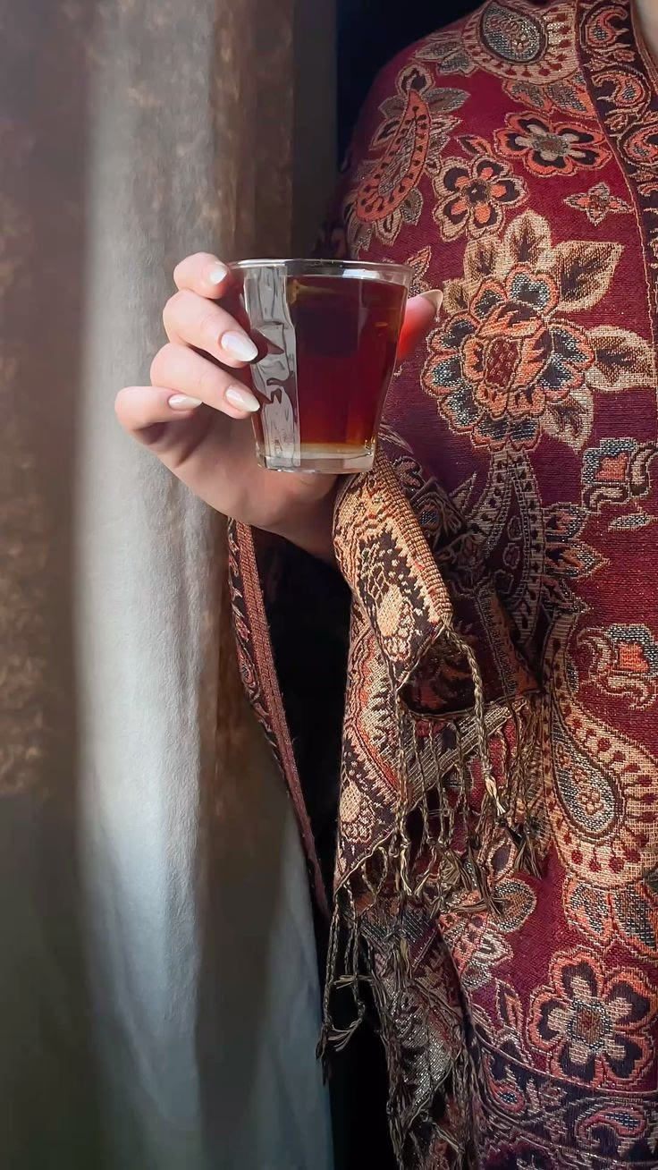 "مما يحفظ علاقة المرء بنفسه ألا يُفرط في إظهار ضعفه، وأن يعرف لمَن يبوح، وألا يُثني فيما لا يستحق الثناء، وأن يتزود بشيء من الحزم، وأن يخاطب بوضوحٍ دون مواربة أو خداع."