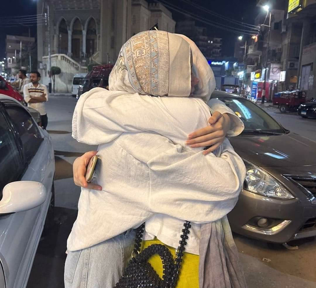 حضن الصحاب أدفى حاجة اتوجدت في الدنيا دي معتقدش في كلمات كفاية توصف شعور الإنسان وقتها