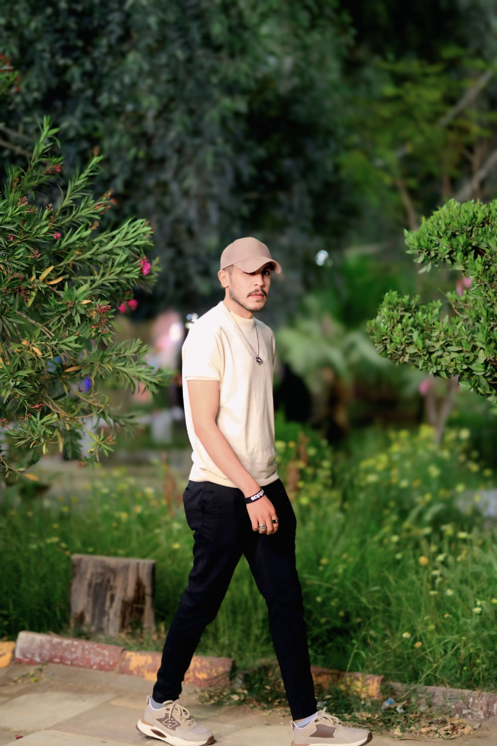 “‏الحياة جميلة .. فما زال فيها متسع و مساحات شاسعة لتحيا من جديد .. لا تقف عند كل عثرة ، حاول ان تشعل شموع الأمل في نفسك و توكل على الله و ابتسم. ”💝💝
