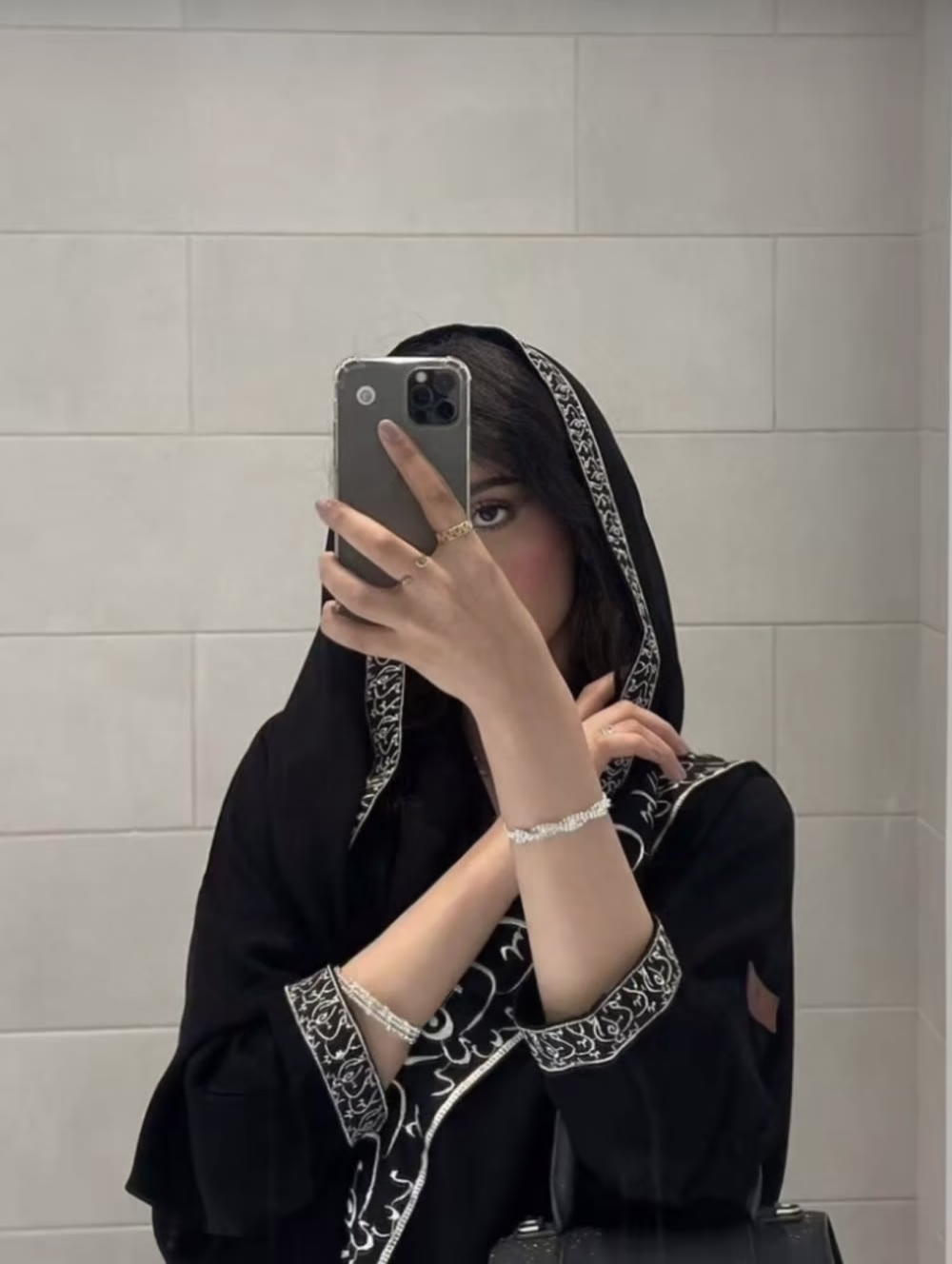 لأ أملك في دنيا إلا قلبي وقلبي عزيز لأ يأخذ إلا العزيز 🥀