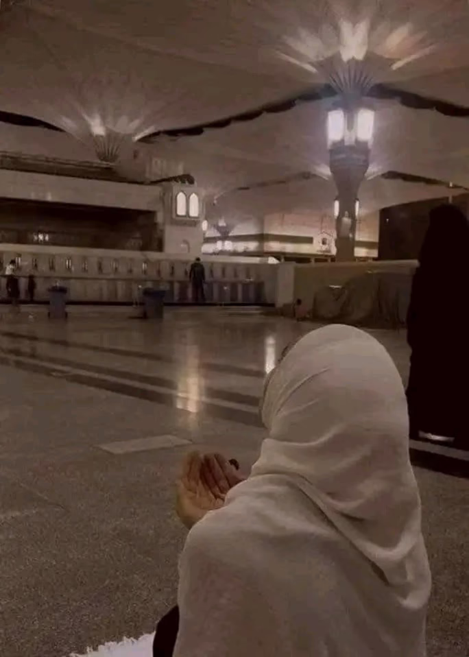 · 
"إنَّ الله يُحِبُّ أَنْ يُحمَد." 💙