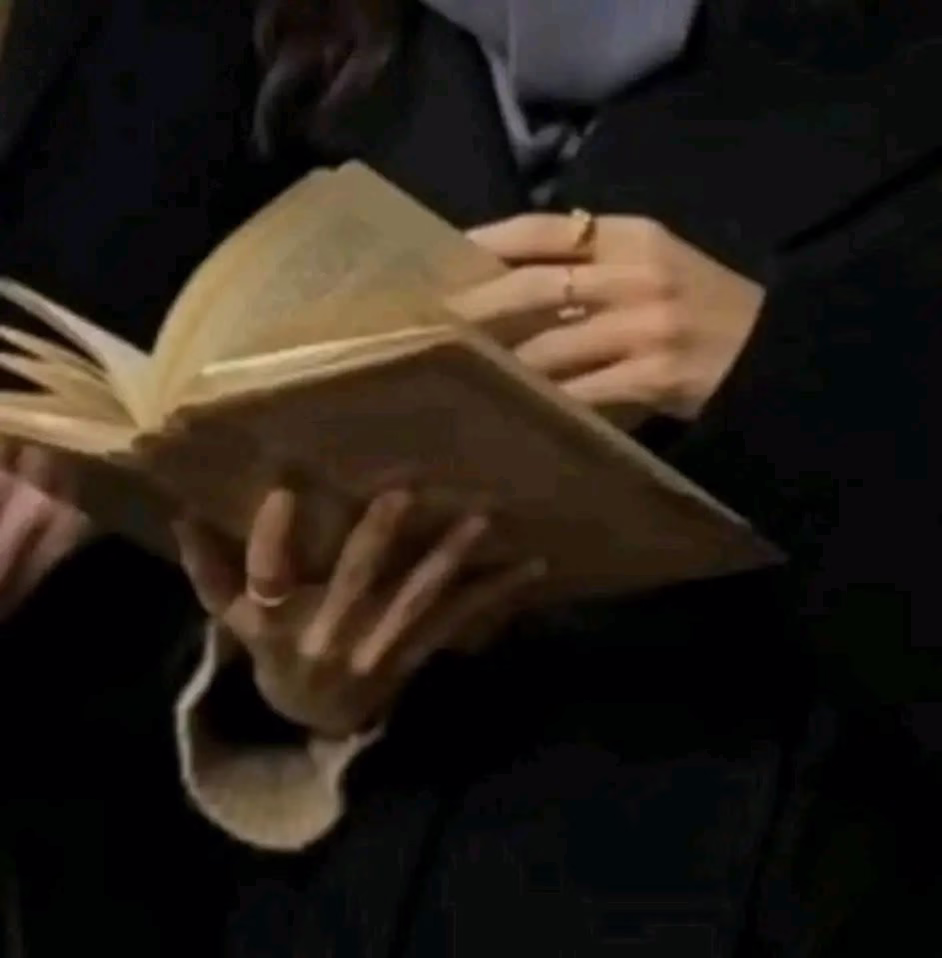 "لم أتغير ، فأنا إجتماعي مُنعزل ، أخالط البشر من كل صنف ثم أهربُ من الجميع باحثًا عن نفسي."🥹💯