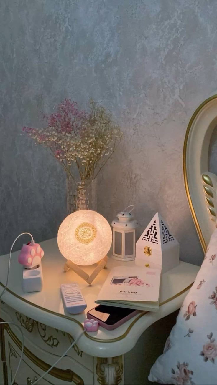 لم يعُد الحديث بيننا عفويّ
كالسابق
اشعُر بغربة غير مألوفة ..🥀