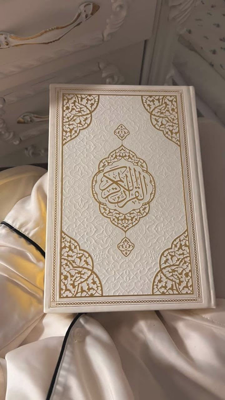 ‏"قالوا تحب محمداً فأجبتهم ؛ إني بحب محمد أتعبد ؛ أحببت فيه هنائتي وسعادتي ومفازتي من حر نار تُوقد وشفاعة تهدى لكل مؤمل وتواجدي وسط النعيم أخلد وتفاخري أنّي نسبتُ لأمةٍ يعلي مكانتها النبي محمد .."

ٱلَلَـﮬ̲̌ﮧَـمﷺ صََلَِّ وََسََـلَِّـم وََبََارَِڪﷺ  عََلََىَ سِيَدٍنِآ مًحًمًدٍ ⁦☘️⁩