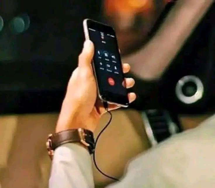 غرباء وجمعتنا شاشة إلكترونية 
أرواح نقية مهذبة 
لكل منا قصة ما 
نمر من جانب بعضنا ، نتفاعل مع حروف تلامس أرواحنا 
نفرح سويا , نحزن , نتألم , ونواسي بعضنا 
لم نلتقي بالوجوه ولكننا إلتقينا بالحروف
أسعد الله كل عين هنا  تتابعنا بإستمرار ..❤️⁦☘️⁩