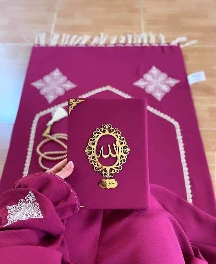 قال رسول الله ﷺ:
( لا يَدْخُلُ الجنةَ الجَواظُ ولا الجَعْظَرِيُّ )
الراوي : حارثة بن وهب الخزاعي | المحدث : الألباني | المصدر : صحيح أبي داود
الصفحة أو الرقم : 4801 | خلاصة حكم المحدث : صحيح
شرح الحديث :
في هذا الحديثِ يُحذِّرَ النبيُّ ﷺ مِن الغِلْظةِ وسُوء الخُلقِ والتكبُّر على الخلقِ
فيقولُ : " لا يدخلُ الجنَّةَ الجوَّاظُ " أي : المتكبِّرُ صاحبُ الجَسدِ الضَّخمِ
وقيلَ : سيِّئُ الخُلقِ " ولا الجَعْظَرِيُّ " أي : غَليظُ القَلبِ الذي يُبطِنُ السُّوءَ ويتباهَى بما لا يملكُ والسَّببُ في عدمِ دُخولِهم الجنَّةَ هو سُوءُ أخلاقِهم وكِبْر نُفوسِهم على الحقِّ.