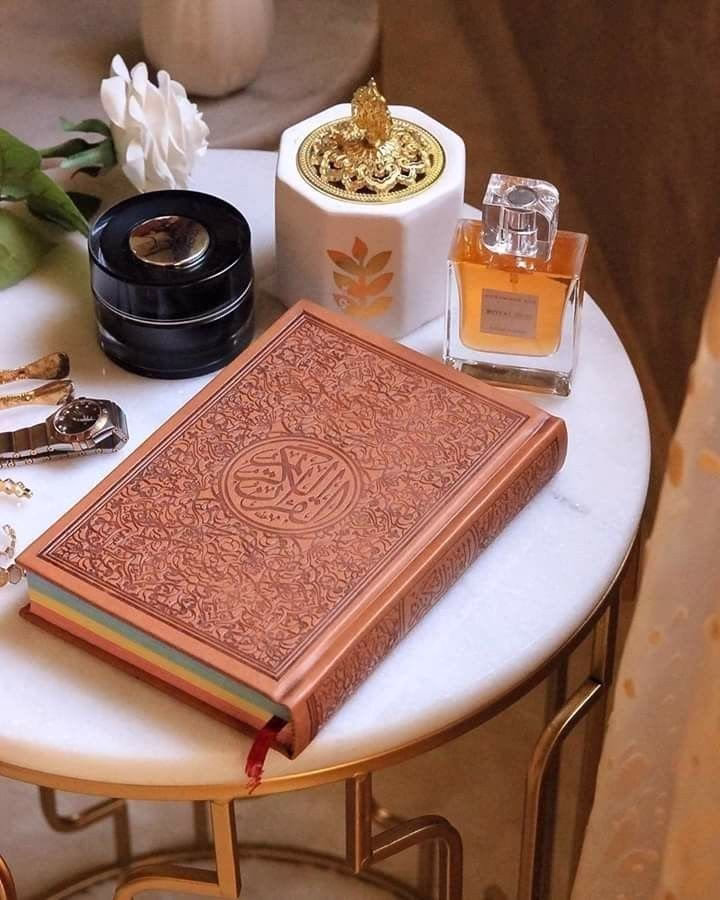 عن فاطِمَة بنت رسُولِ اللهِ ﷺ: قلت للنبيِّ ﷺ أيُّ ساعةٍ هي -أي التي يُستجابُ فيها الدعاءُ في الجمعةِ-؟
 
قال ﷺ: "إذا تدلّىٰ نصفُ الشمسِ للغروبِ."

فَكَانَتْ فَاطِمَةُ -رَضِيَ اللهُ عنها- إِذَا كَانَ يَوْمَ الْجُمُعَةِ أَرْسَلَتْ غُلَامًا لَهَا يُقَالُ لَهُ زَيْدٌ يَنْظُرُ لَهَا الشَّمْسَ فَإِذَا أَخْبَرَهَا أَنَّهَا تَدَلَّتْ لِلْغُرُوبِ أَقْبَلَتْ عَلَىٰ الدُّعَاءِ إِلَىٰ أَنْ تَغِيبَ.

📚 [فتح الباري لابن حجر]