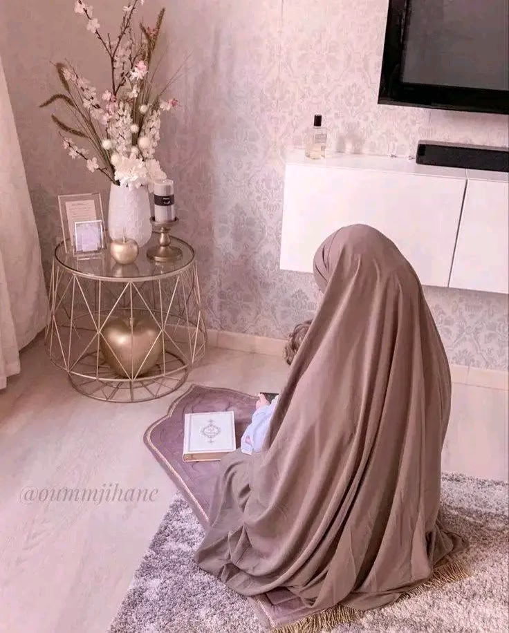 اذكار النوم 🩷🌸

بِاسْمِكَ رَبِّـي وَضَعْـتُ جَنْـبي ، وَبِكَ أَرْفَعُـه، فَإِن أَمْسَـكْتَ نَفْسـي فارْحَـمْها ، وَإِنْ أَرْسَلْتَـها فاحْفَظْـها بِمـا تَحْفَـظُ بِه عِبـادَكَ الصّـالِحـين 🩷🌸

اللّهُـمَّ إِنَّـكَ خَلَـقْتَ نَفْسـي وَأَنْـتَ تَوَفّـاهـا لَكَ ممَـاتـها وَمَحْـياها ، إِنْ أَحْيَيْـتَها فاحْفَظْـها ، وَإِنْ أَمَتَّـها فَاغْفِـرْ لَـها . اللّهُـمَّ إِنَّـي أَسْـأَلُـكَ العـافِـيَة 🩷🌸

اللّهُـمَّ قِنـي عَذابَـكَ يَـوْمَ تَبْـعَثُ عِبـادَك 🩷🌸

الـحَمْدُ للهِ الَّذي أَطْـعَمَنا وَسَقـانا، وَكَفـانا، وَآوانا، فَكَـمْ مِمَّـنْ لا كـافِيَ لَـهُ وَلا مُـؤْوي 🩷🌸

بِاسْـمِكَ اللّهُـمَّ أَمـوتُ وَأَحْـيا 🩷🌸

اللّهُـمَّ أَسْـلَمْتُ نَفْـسي إِلَـيْكَ، وَفَوَّضْـتُ أَمْـري إِلَـيْكَ، وَوَجَّـهْتُ وَجْـهي إِلَـيْكَ، وَأَلْـجَـاْتُ ظَهـري إِلَـيْكَ، رَغْبَـةً وَرَهْـبَةً إِلَـيْكَ، لا مَلْجَـأَ وَلا مَنْـجـا مِنْـكَ إِلاّ إِلَـيْكَ، آمَنْـتُ بِكِتـابِكَ الّـذي أَنْزَلْـتَ وَبِنَبِـيِّـكَ الّـذي أَرْسَلْـت 🩷🌸

#بالله_الواثقة 🌹