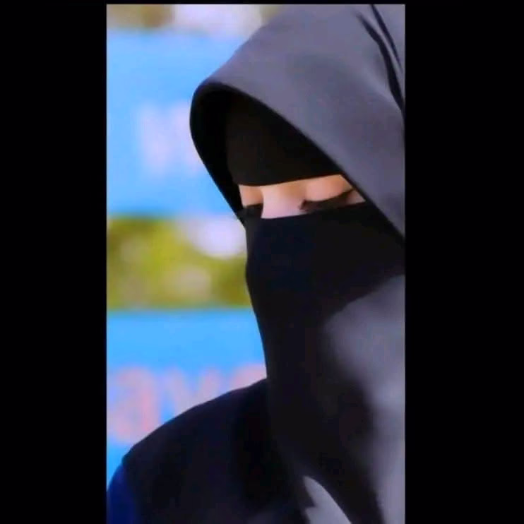 وصَمتُ العَينِ مُزدَحِمٌ..
ورِمشُ العَينِ فَتَّان🤎!