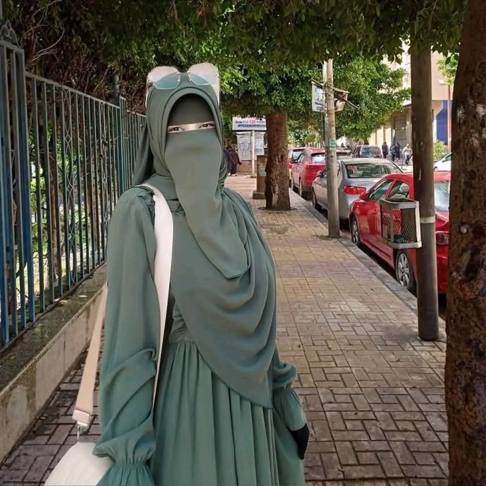 زي النجوم قريبه بس صعبة الوصول 💚✨
