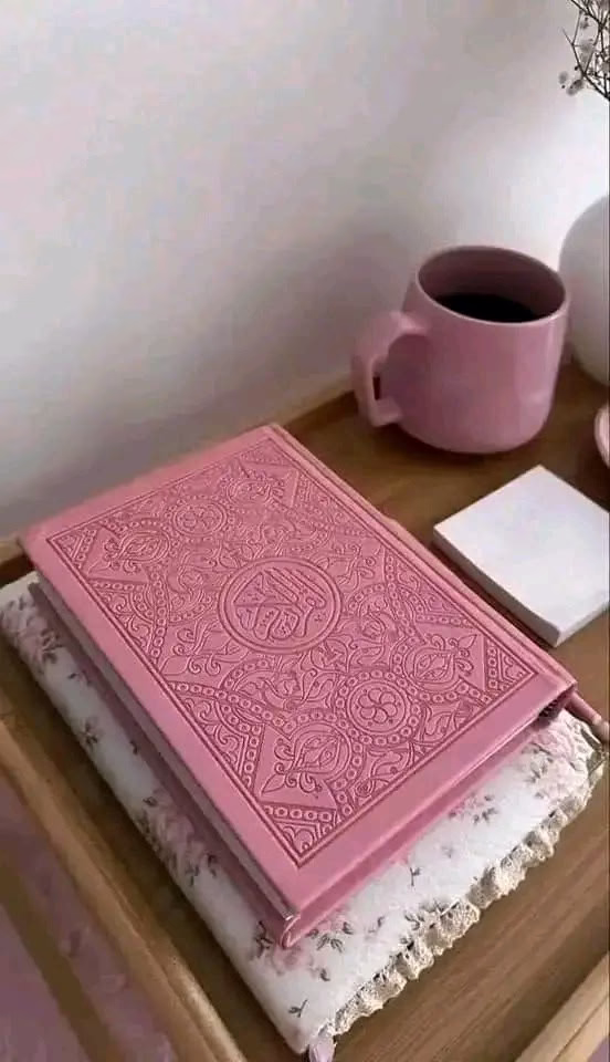 قال ابن باز رحمه الله : المستمع للقرآن شريك للقارئ في كل حرف حسنة ، والحسنة بعشرة امثالها 🤍