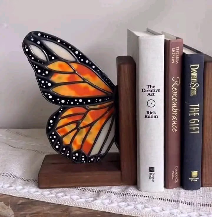 "إحدهن غارقة ف حب الفراشات." 🩵 🦋