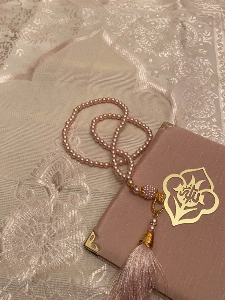 رسالة لك:

قريبًا ستقول "قَد جَعَلَهَا رَبِّي حَقًّا"، فلا تقلق وثِق بأن اللَّه سيجبُر كَسرك، ويُفرِّج همَّك، ويفك كربك، ويُطمئن قَلبك بما تتمناه، ثِق بِأَنه سيسقيك رِزقًا وفرحًا يُساوى الكون كُلُّه وكأنك لم تحزَن أبدًا، سيُعوضك عن كل دَمعة ذرفتها، سيأتيك بالخير ويبهرك بِالعطاء، سيُفاجئك بِتلك الدعوة التى كُنت تَلُح بها فى كُل لَحظةٍ وحين، قريبًا ستقول استَجاب بَدلًا من سيستجيب، عِش مُطمئنًّا فالأسباب تَهيَّأت والجَبر آتٍ.