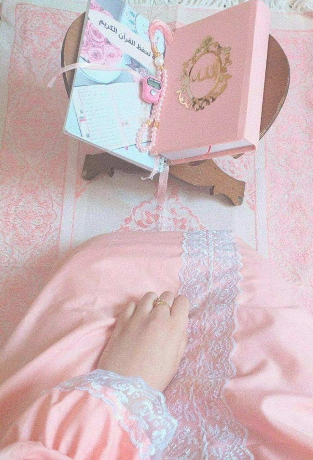 *اللهُـمَّ سَجـدة عِنـدالڪَعبـة ٱغسـلُ بِهـارُوحـي وقَلبـي*🤍🌷
*اللهُـمَّ سَڪينـة مَڪـةوهَـواء مَڪـة ورَوحـانية مَڪـة ، اللهُـمَّ لَـذة هـذا الشُعـوراللهَّـم مَڪـة🥺🕋)*