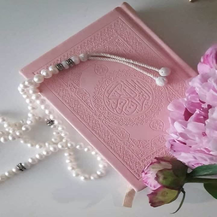 متى ضحكت من قلبك✍️
في وسط زحمة الحياة، المسؤولية، والعمل، تصبح حتى سوالفنا مجرد عمل روتيني: إما خبر نشاركه، أو موقف نطلب فيه تعليقًا. غالبًا ما يتم كل هذا عبر وسائل التواصل، حتى ونحن في جلسة واحدة، قد يكون فهمنا لبعضنا البعض أعمق لو إننا قمنا بإرسال رسالة مرفقة بإيموجي أو مقطع يعبر عن حكايتنا، او سالفتنا ، لنتلقى تعليقًا سريعًا من الطرف الآخر.
لكن، دعونا نتوقف قليلًا، ونضع هواتفنا (الجوالات) جانبًا. هل يمكننا العودة لتلك اللحظات البسيطة التي نضحك فيها من القلب؟