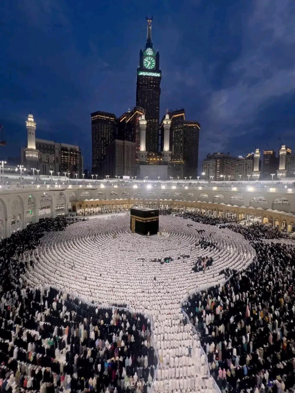 مكة تُضمّد كُلّ جرحٍ غائر
والقلب فيها يسكُن السكينة♥️♥️♥️🌙