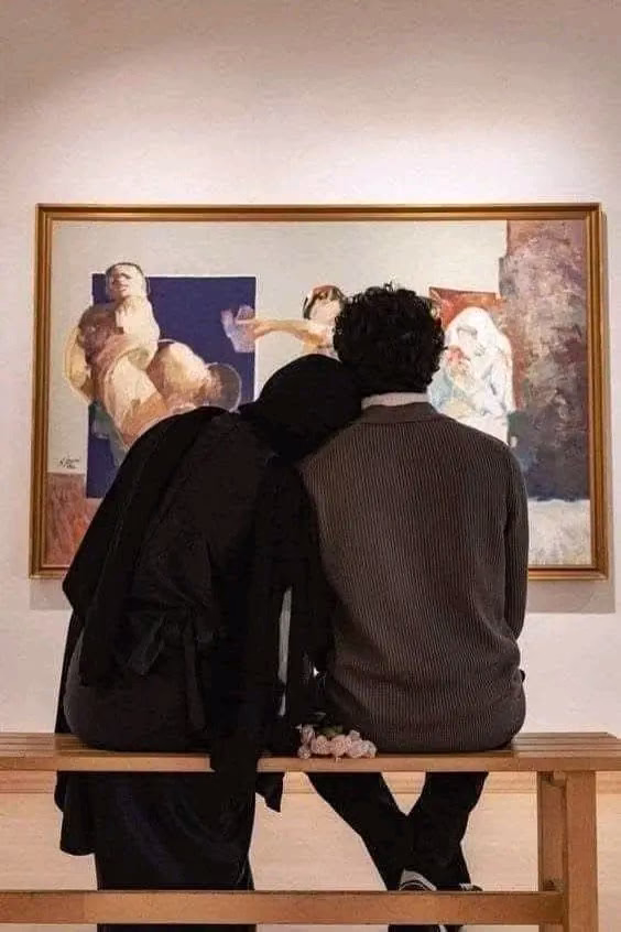 يطيبُ بكَ العمر وتهون بقُربك الأيام
يا كُل اشيائي الحنونة 🤍"))