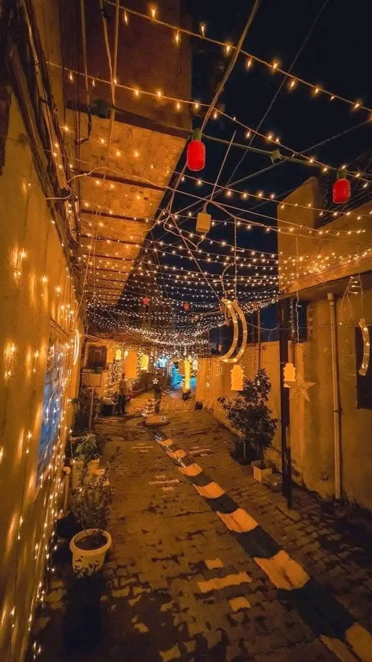 الأرض تُهيَّأ لشهر لرمضان، والسماء للدعوات.
عسى أن يأتي رمضان بمعـ.ـجزاته، وأن يحمل معه الخير كلّه.

عسى أن نؤتى ما نحبّ في رمضان، وأن نُهلِّل فيه مُرحِّبين بأمانينا.

عسى أن نرى فيه أحلامنا واقع، وأن نحصل على كل ما تمنّيناه وتُجاب دعواتنا.

عسى أن تُفتح لنا فيه كل أبواب الخير، وتتيسّر كل الأمور الصعبة.

عسى أن نؤتى فيه من الجبر ما ينسينا كل ما فقدناه وما مررنا به، وأن تكون كل أيامه جميلة.

عسى أن يعوّضنا الله فيه عن كل سوءٍ صادفناه، وأن يَهبنا الشعور بالطمأنينة.

عسى القادم كله خير، وعسى أن نؤتى في رمضان أعظم مما حَلِمنا به♥️♥️♥️♥️♥️♥️😍🌙