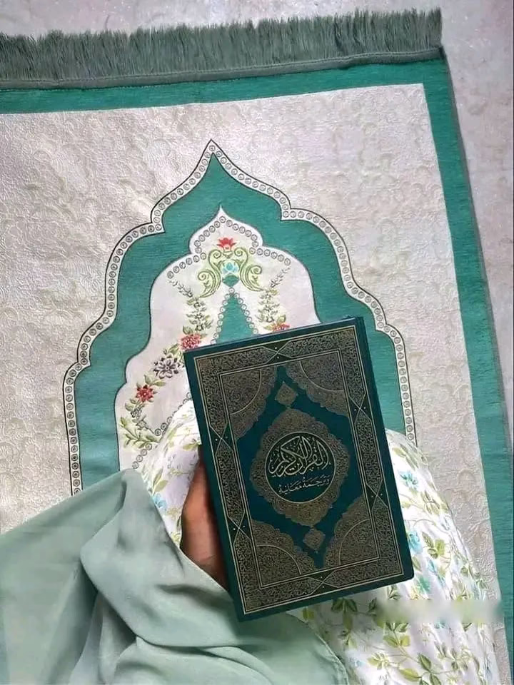 "وَاللَّٰهِ مَا فَاتَنَا شَيْئًا مِنْ الدّنْيَا، سِوَىٰ رُؤْيَةِ رَسُولِ اللَّٰهِ ﷺ."
_صَلُّوا عَلَيْهِ.❤️🦋