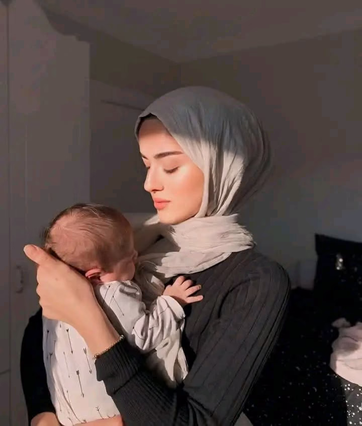 "لا حرمَ الله امرأةً نعمةَ الأُمومة، بشَّر الله المُتلهِّفاتِ وأقرَّ أعينهنَّ وأكرمهنَّ باحتضانِ أطفالهنَّ."🤲❤️