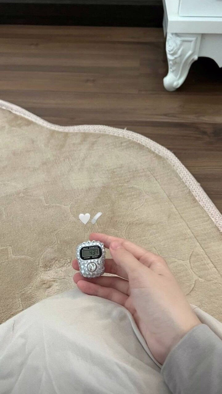 اللهُم في يوم الجمعة سخر لي كل شيءٍ ولو كان في نظري مستحيلًا، وسخر لي من الأقدار أطيبها ومن التباشير أسعدها ومن الأرزاق أوسعها🤍✨