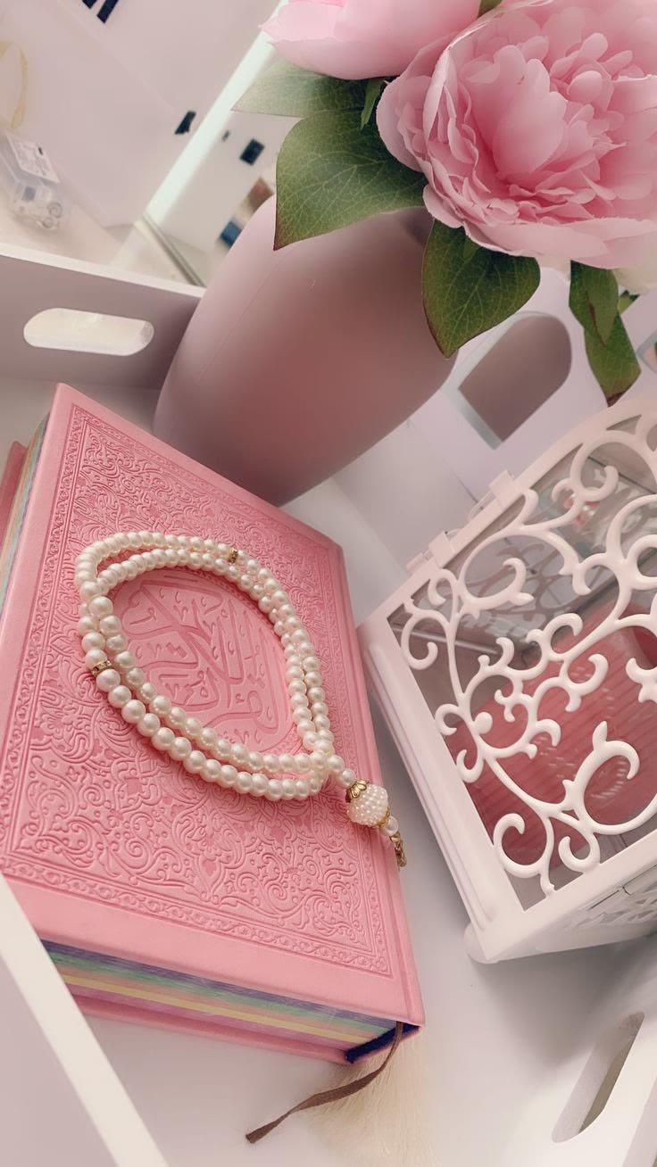 إجعـلهم صالـحين 
جابريـن لـِ قـلبي 
لا تؤذيـهم بي ولا تؤذينـي فيـهم يالله🩷🌸