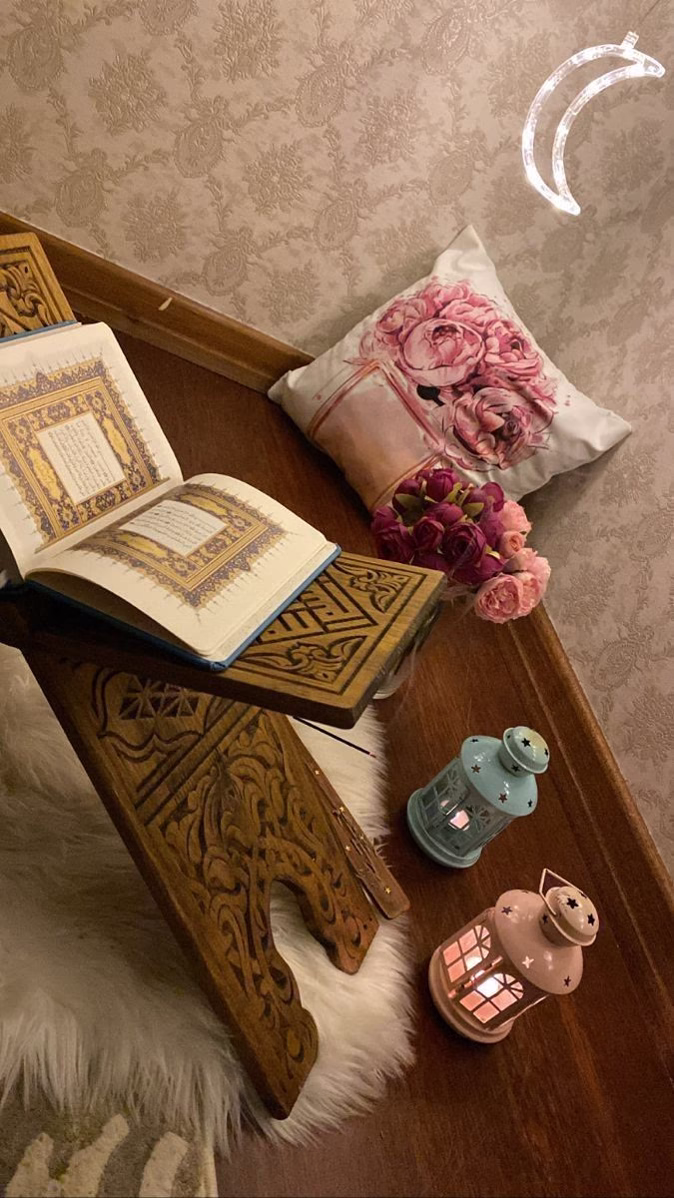 أروع ما في السجود أنك تهمس في أذن الأرض 
فيسمعك من في السماء  فاللهم لا تحرمنا من هذه النعمة 💛💙