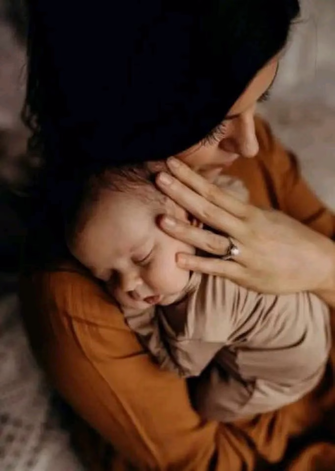 لست فقط أمه .. أنا الوطن .. أنا الأمان ..
أنا حيث يبدأ يومه وينهيه ♥️✨
