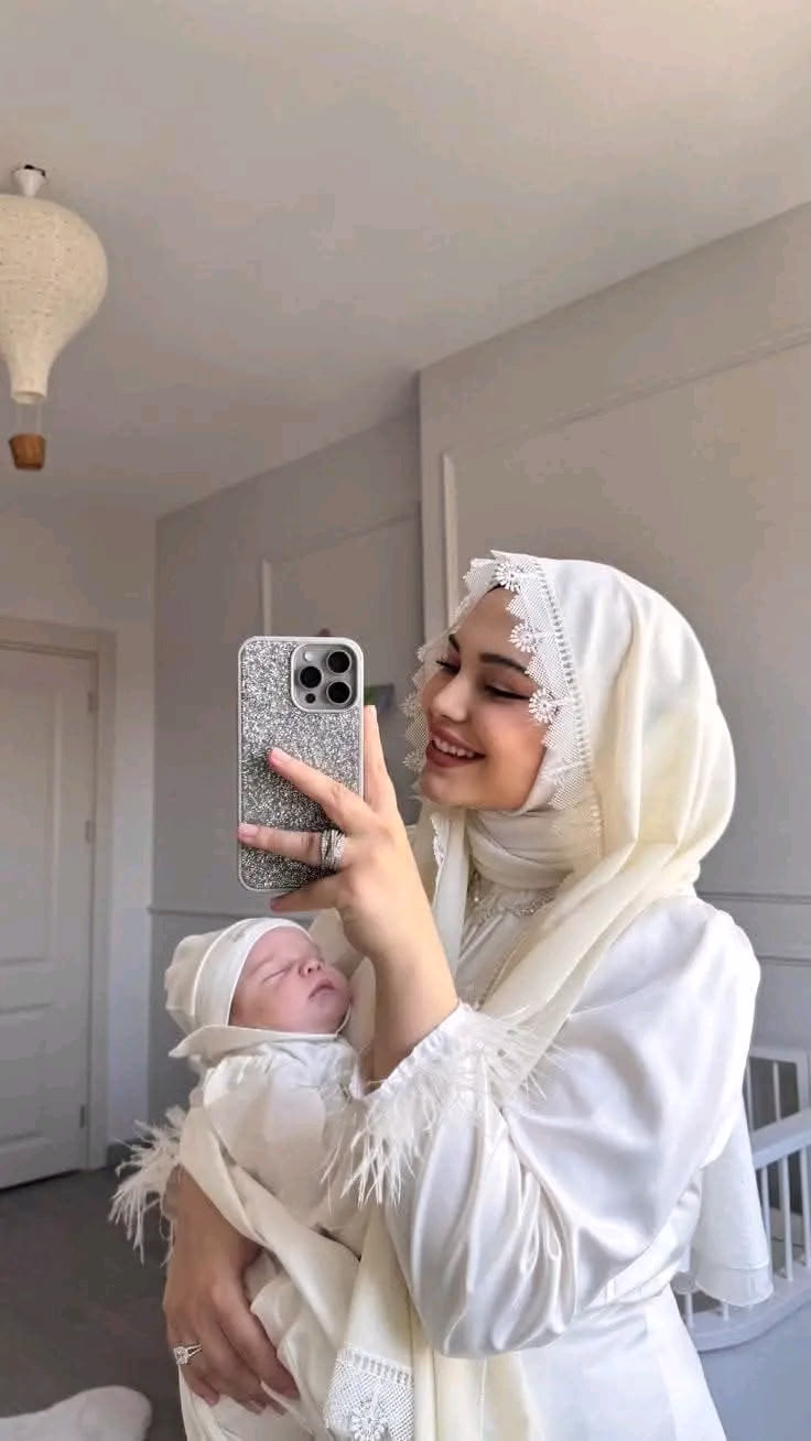 - إِحْدَاهُنَّ حَبِيبَة قَلْبِ أُمِّهَا، وَرَفِيقَة لَهَا فِى كُلِّ شَيْءٍ.😌🩷✨