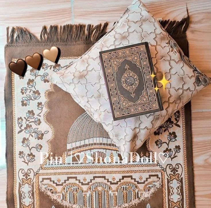 تخيَّل أن يراكَ النبي ﷺ يوم القيامة..
‏ومن بين الخلائق جميعهم يُشير إليكَ مُناديًا بإسمك: يا فُلان، قد شَفَّعَنِي رَبِّي فيك بكثرة صلاتك علي.

‏صلوا عليه وسلموا تسليما