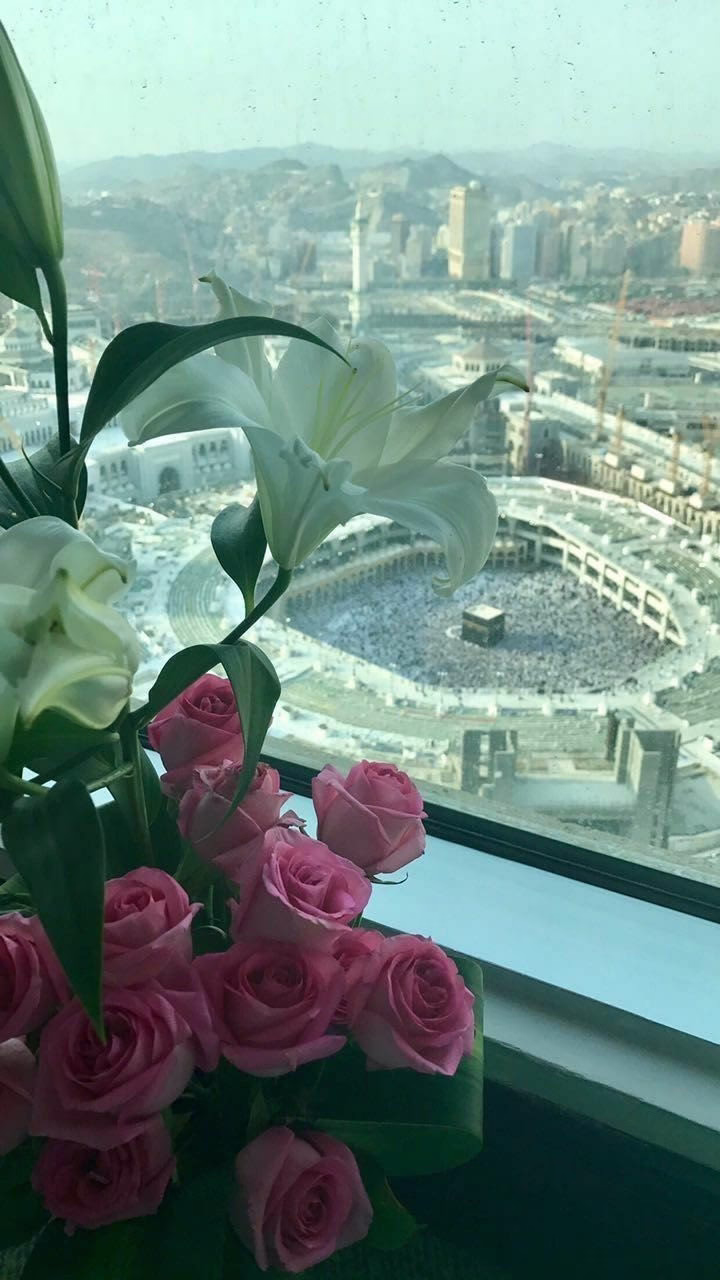 ..... أتعرفون ما الحنين .....
حين لايستطيع الجسد أن يذهب حيث ذهبت الروح ...!!
..... وإن سألوك ما الحنين فقل لهم .....
هو قلب اشتاق وحن ورق ...
وقست عليه دنياه ... 
فعانق الصبر بالغياب ...
فأصابته لوعتان ... 
لوعة الحب .. ولوعة البعاد ...
