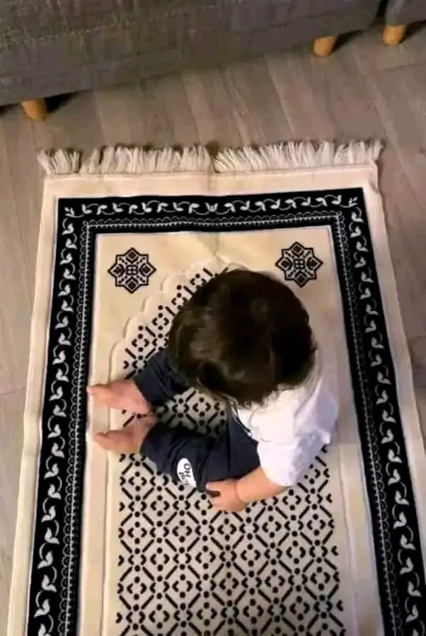 ‎"هُنَالِكَ دَعَا زَكَرِيَّا رَبَّهُ ۖ قَالَ رَبِّ هَبْ لِي مِن لَّدُنكَ ذُرِّيَّةً طَيِّبَةً ".♡゙