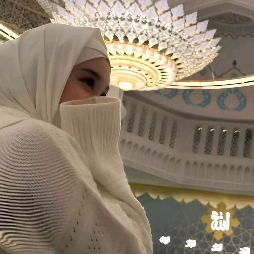 "اللَّهُمَّ بَشِّرْنَا بِجَمَالِ أَيَّامِنَا الْقَادِمَةِ وَأَجْعَلَنَا وَاثِقِينَ بِكَ مُتَوَكِّلِينَ عَلَيْكَ اللَّهُمَّ أَجْعَلُ حَيَاتَنَا نُورَ عَلَيَّ نُورٍ."
☘︎◡̈⃝🌻