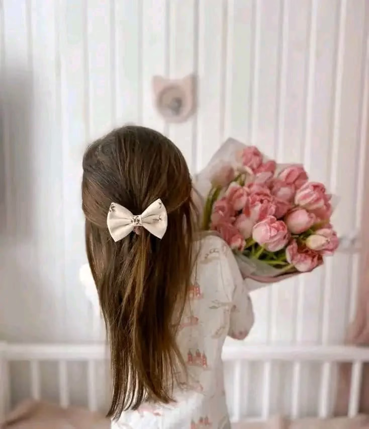 - وردة نادرة مهما عصفت بـها الأيام لاتذبل 🩷💜🌿.
