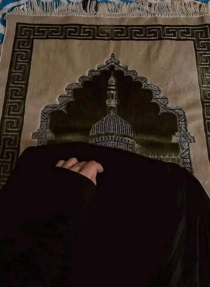 اللهم  في يوم الجمعة
اشرح صدورنا ويسر أمورنا
وأزل همومنا وأرح قلوبنا
بما أنت أعلم به منا
اللهم صلّ وسلم على نبينا محمد