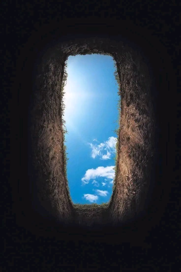 *في ظُلمَةِ القبرِ لا أُمُّ هنــاك ولا*
*أَبٌ شَفـيقٌ ولا أَخٌ يُؤَنِّسُنــي*

*وَهالَني صُورَةً في العينِ إِذ نَظَرَت*
*مِن هَولِ مَطلَعِ ما قَد كان أَدهَشَني*

*مِن مُنكَرٍ, ونكيرٍ, مـا أَقولُ لهم ؟*
*قَد هــَالَني أَمرُهُم جِداً فَأَفزَعَني!*

*وأَقعَدوني وَجَدٌّوا في سُؤالِهـِمُ*
*مَـالِي سِوَاكَ إِلهـي مَن يُخَلِّصُنِي!*🥺❤‍🩹