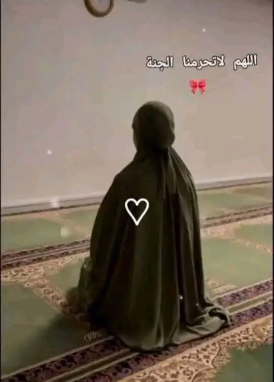 غارِقة في ذاتي ، لا تُثيرني مراقبة حياة الآخرين.🖤🖤🖤🖤🖤🖤🖤🖤🖤🦋