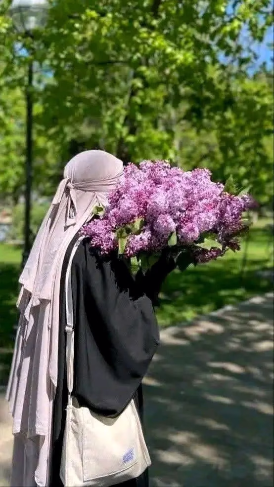 يكذب حينَ يقول أنه اعتاد الألم؛
مازال يبكِي في كل مرة
والذي يُبكيه أكثر أنه لا يعتاد.