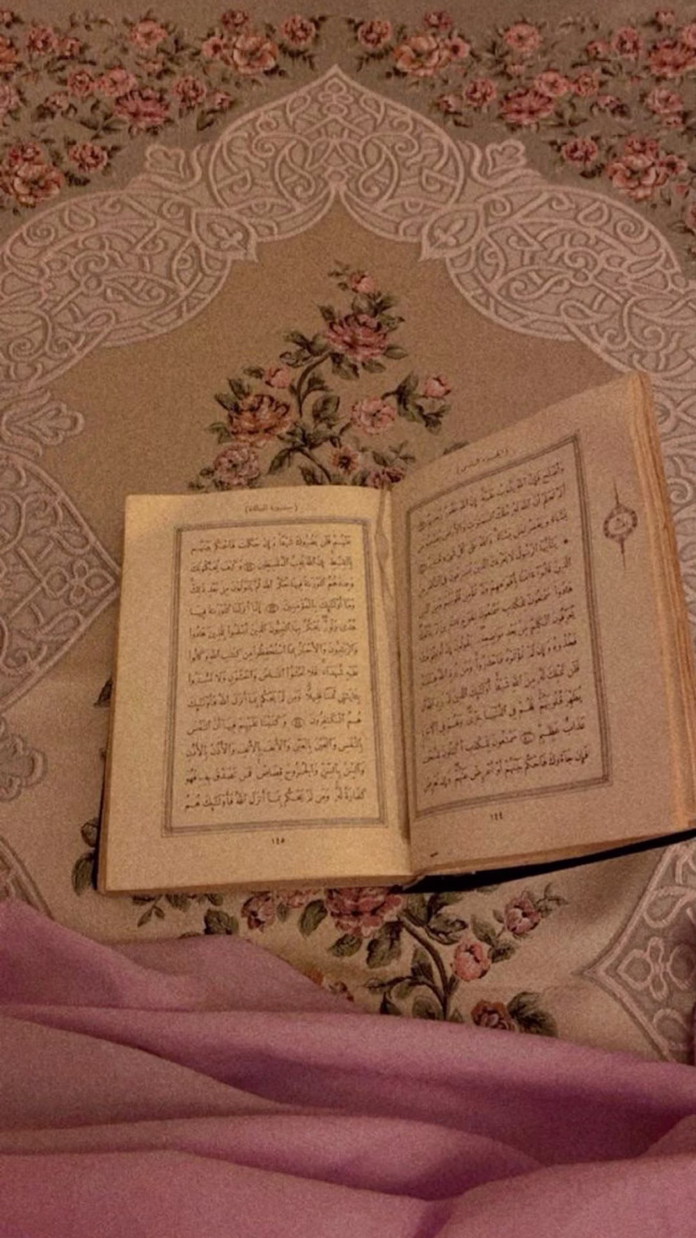 وَكَتمتُِ مَافِي القَلْب إلى أن فاضت أدمُعِي .🖤🥀