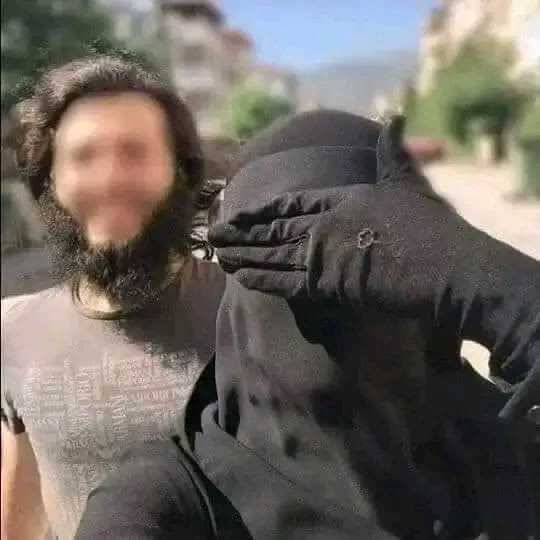 قال احد المتزوجين :  المرأة كالحذاء يستطيع الرجل ان يغير ويبدل متى وجد المقاس المناسب له 

فنظر الحاضرون إلى رجل حكيم كان بين الجالسين وسالوه: مارايك بهذا الكلام 

فقال: مايقوله الرجل صحيح تماما فالمرأة كالحذاء في نظر من يرى نفسه قدما 

وهي كالتاج في نظر من يرى نفسه ملكا فلا تلوموا المتحدث بل اعرفوا كيف ينظر الى نفسه ..