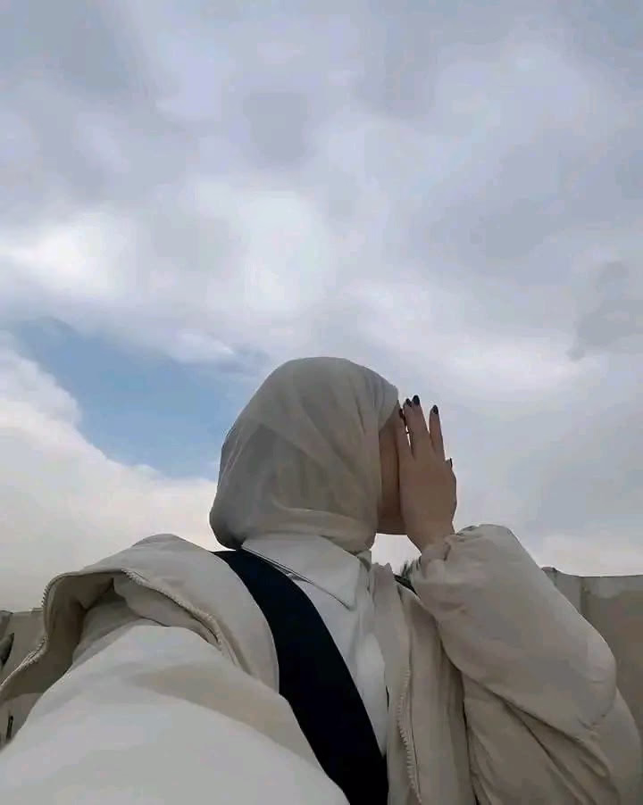"وَفِي يَوْمٍ مَا سَنَبْتَسِمُ كَثِيرًا وَسَنَنْسَى أَلَمًا أَتْعَبَنَا طَوِيلًا فَقَطْ ثِقْ بِالله."🤍