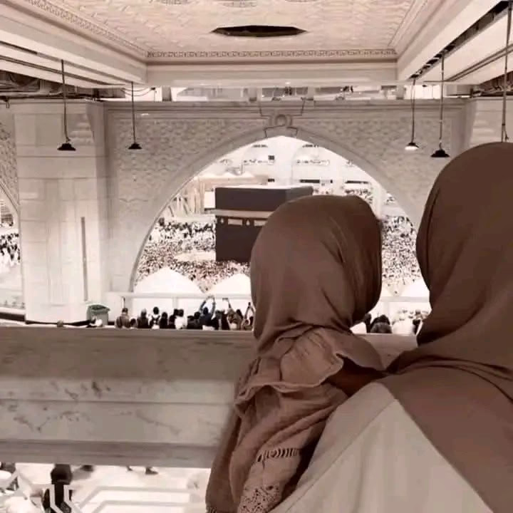 "عسى أن نؤتى ما نحبّ في العام الجديد، وأن نُهلِّل فيه مُرحِّبين بأمانينا. عسى أن نرى فيه أحلامنا واقع، وأن نحصل على كل ما تمنّيناه وتُجاب دعواتنا. عسى أن تُفتح لنا كل أبواب الخير، وتتيسّر كل الأمور الصعبة.

عسى أن نؤتى فيه من الجبر ما ينسينا كل ما فقدناه وما مررنا به، وأن تكون كل أيامه جميلة.
عسى أن يعوّضنا الله فيه عن كل سوءٍ صادفناه، وأن يَهبنا الشعور بالطمأنينة.

عسى القادم كله خير، وعسى أن يَهبنا الله أعظم مما حَلِمنا به."🤲🤎