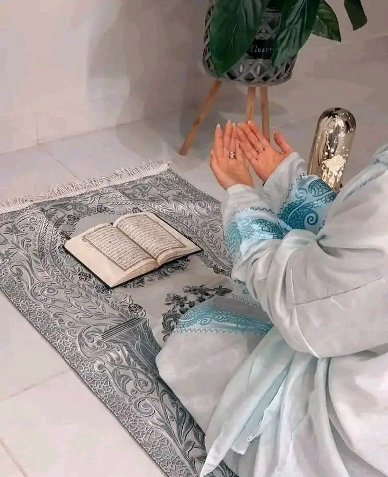 أصبحنا وأصبح الملك لله، والحمدلله ، لا إله إلّا الله وحده لا شريك له، له الملك وله الحمد وهو على كل شيء قدير، ربِّ أسألك خير ما في هذا اليوم ،و خير ما بعده، وأعوذ بك من شر هذا اليوم، وشر ما بعده، ربِّ أعوذ بك من الكسل، وسوء الكِبَر، ربِّ أعوذ بك من عذاب في النّار ،و عذاب في القبر.

اللهم ما أصبح بي من نعمةٍ، أو بأحدٍ من خلقك، فمنك وحدك لا شريك لك، فلك الحمد ولك الشكر.

يا حي يا قيوم برحمتك أستغيث أصلح لي شأني كلّه ولا تكلني إلى نفسي طَرْفَةَ عَيْن.