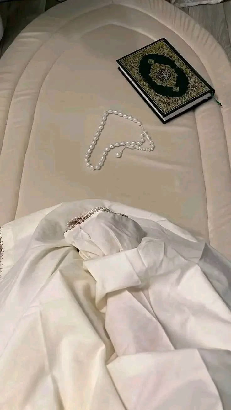 طالما رضيت بقضاء الله وتيقنت أن ما يأتي به الله خير؛ فسيراضيك الله دومًا. وطالما صبرت على الابتلاء والحزن والضيق؛فسيراضيك الله.
وطالما آمنت بعوض الله مهما كانت الطرق مغلقة في وجهك؛ فسيراضيك الله. ربنا سبحانه وتعالى يقول: "أنا عند ظن عبدي بي"ونحن والله نحسن الظن ونؤمن بأن كل ما عند الله خير.
