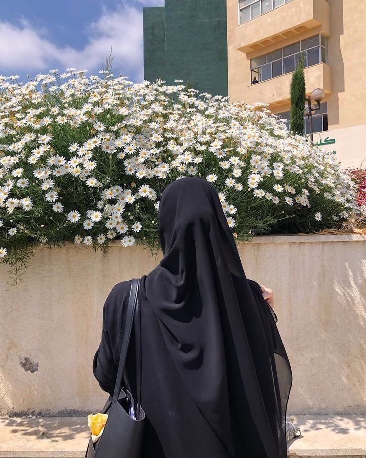أصبحنا وأصبح الملك لله، والحمدلله ، لا إله إلّا الله وحده لا شريك له، له الملك وله الحمد وهو على كل شيء قدير، ربِّ أسألك خير ما في هذا اليوم ،و خير ما بعده، وأعوذ بك من شر هذا اليوم، وشر ما بعده، ربِّ أعوذ بك من الكسل، وسوء الكِبَر، ربِّ أعوذ بك من عذاب في النّار ،و عذاب في القبر.

اللهم ما أصبح بي من نعمةٍ، أو بأحدٍ من خلقك، فمنك وحدك لا شريك لك، فلك الحمد ولك الشكر.

يا حي يا قيوم برحمتك أستغيث أصلح لي شأني كلّه ولا تكلني إلى نفسي طَرْفَةَ عَيْن.❤🌷