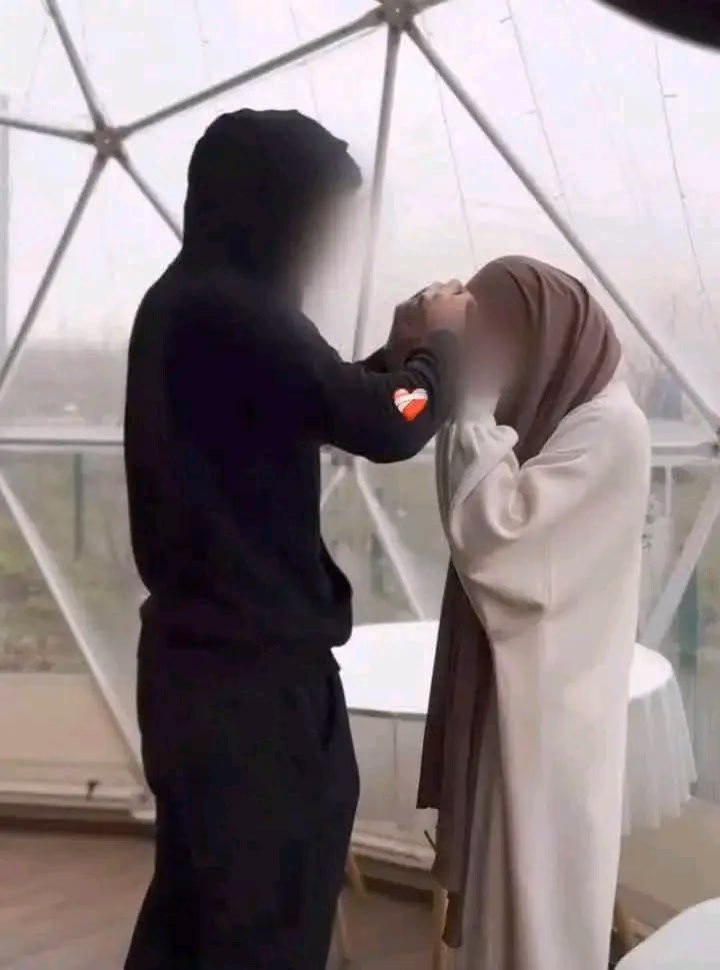 أن يأتيني هيّن ليِّن لا أشقَى بصُحبتُه 💗"ثُم يَهبَكَ الله حُباً حَلالاً لا فُراق فِيه ❤️.