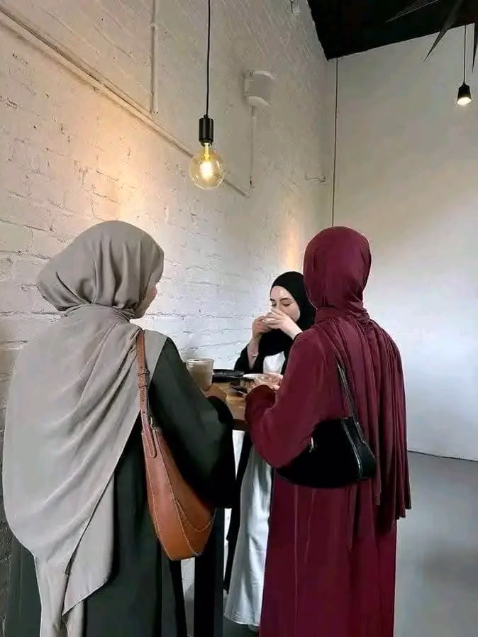 ولا تُصاحب إلا من تُسعدك صُحبته ، وعَاشر باقي النّاس بالحُسنى 💕